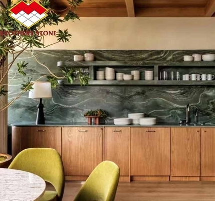 Nowoczesny stolik hotelowy z polerowaną zieloną powierzchnią marmurową i niestandardowym projektem graficznym