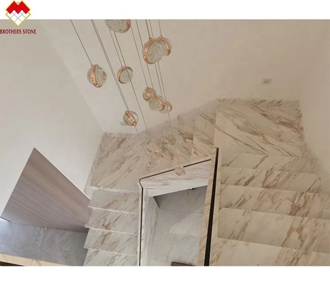 Niestandardowy rozmiar Venus Gold Calacatta Marmurowe spiralne schody wnętrza Nowoczesne światło LED i design antypoślizgowy