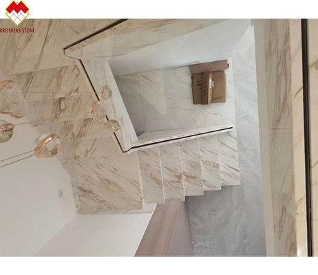 Niestandardowy rozmiar Venus Gold Calacatta Marmurowe spiralne schody wnętrza Nowoczesne światło LED i design antypoślizgowy