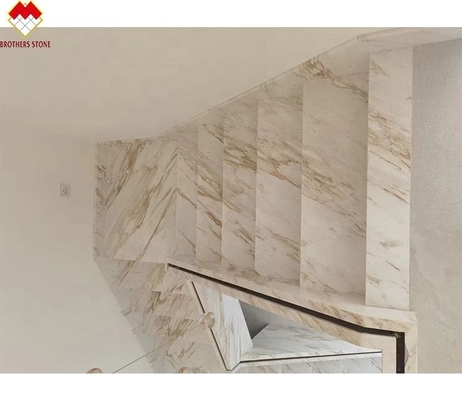 Niestandardowy rozmiar Venus Gold Calacatta Marmurowe spiralne schody wnętrza Nowoczesne światło LED i design antypoślizgowy