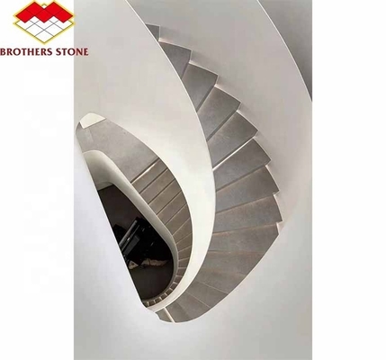 Wewnętrzne naturalne marmurowe schody spiralne z polerowanymi stopami i nowoczesnym stylem