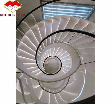 Wewnętrzne naturalne marmurowe schody spiralne z polerowanymi stopami i nowoczesnym stylem