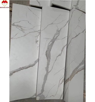 Biały Czarny Szary Złoty Niestandardowy Polerowany Calacatta Marmur Wygląd Płytki Porcelanowe Schody