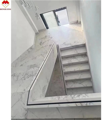MOHS 6-7 Twardość Biały Marmurowy wygląd Porcelanowe płytki schodowe z dostosowanym projektem