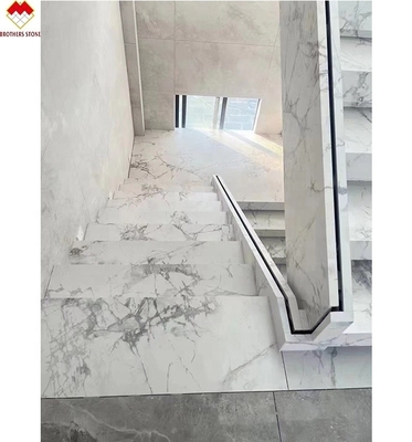 MOHS 6-7 Twardość Biały Marmurowy wygląd Porcelanowe płytki schodowe z dostosowanym projektem