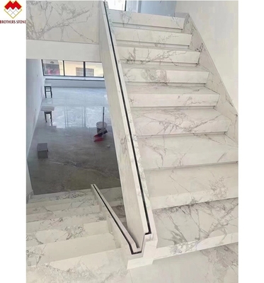 MOHS 6-7 Twardość Biały Marmurowy wygląd Porcelanowe płytki schodowe z dostosowanym projektem