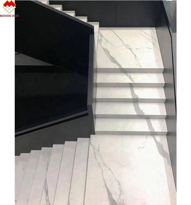 MOHS 6-7 Twardość Biały Marmurowy wygląd Porcelanowe płytki schodowe z dostosowanym projektem