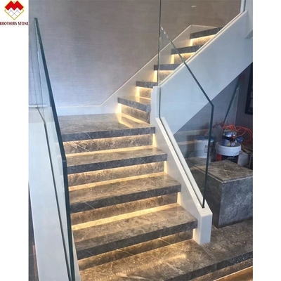 Zindywidualizowane białe marmurowe schody ze wznoszącymi się konstrukcjami Szklane balustrady w spiralnej konstrukcji