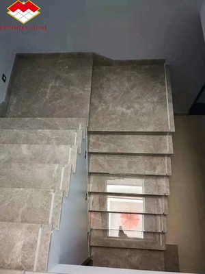 Zindywidualizowane białe marmurowe schody ze wznoszącymi się konstrukcjami Szklane balustrady w spiralnej konstrukcji