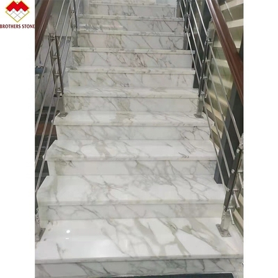 Zindywidualizowane białe marmurowe schody ze wznoszącymi się konstrukcjami Szklane balustrady w spiralnej konstrukcji