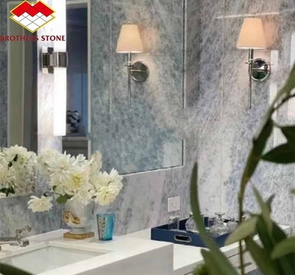 Zmodernizuj salon schodowy z 20 mm błękitną lodową kamienną folią onyksową i podświetleniem
