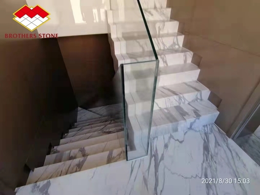 Rury schodowe wnętrza willi wykonane z naturalnego marmuru i złotych schodów z Calacatta